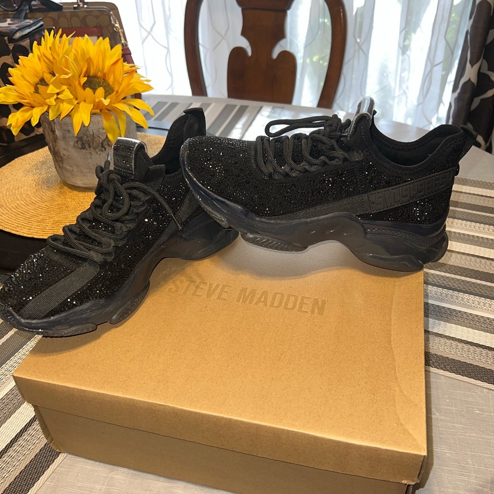 NEW in box Steve Madden black diamond sneaker